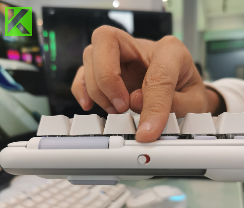 Review Logitech G715 Wireless Keyboard Gaming (Aurora Collection)