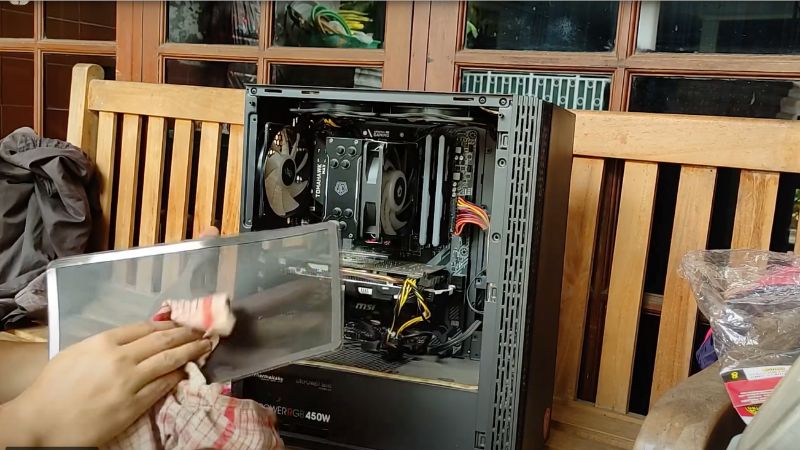 cara bersihkan debu dalam casing PC - lap casing luar