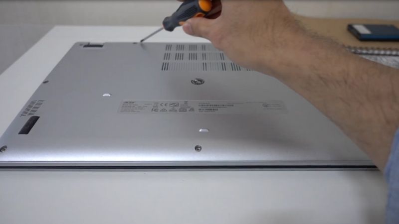 Cara Aman Upgrade RAM Laptop - Membuka penutup bawah laptop